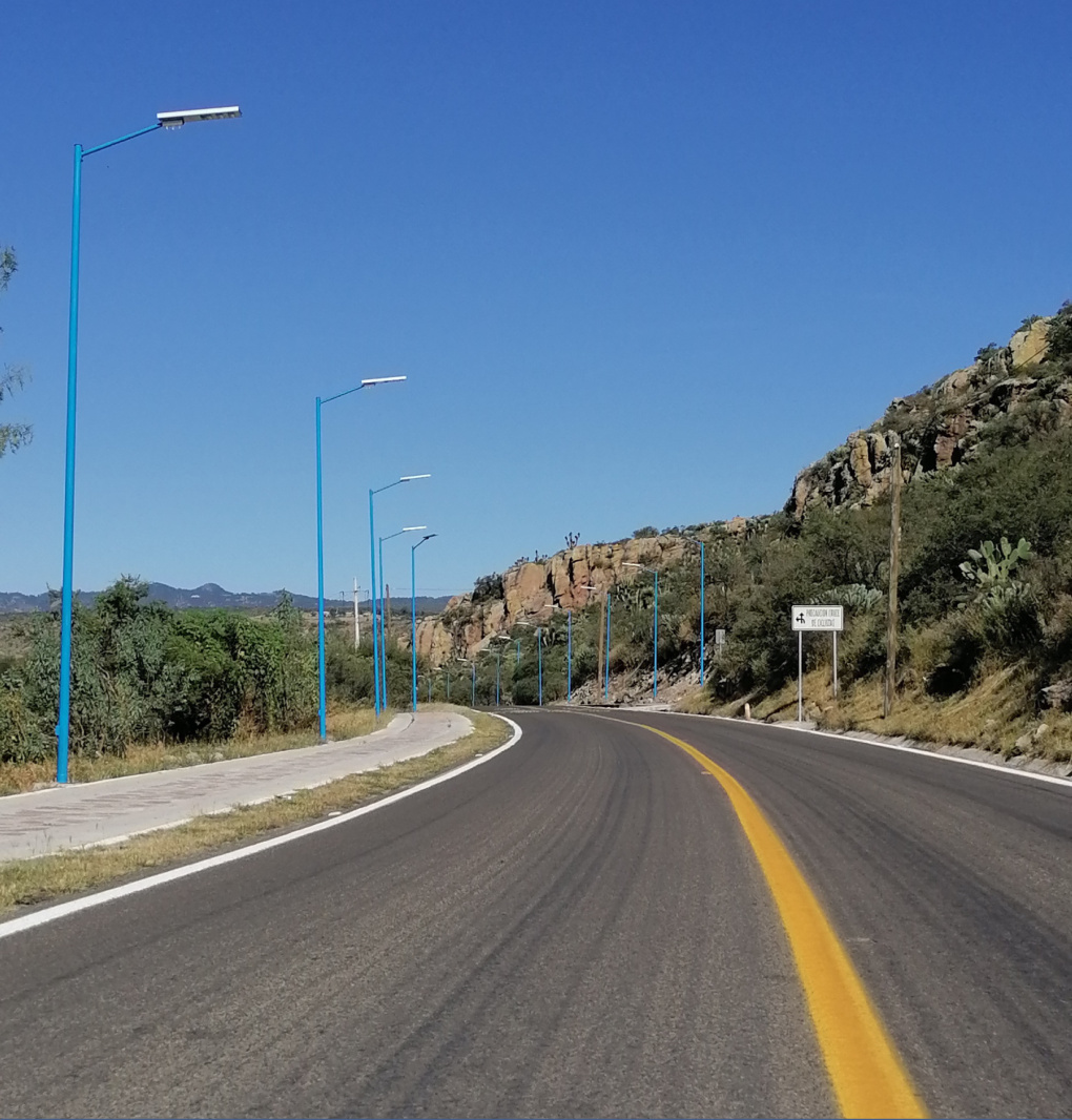 Postes y luminarios instalados a lo largo de una carretera