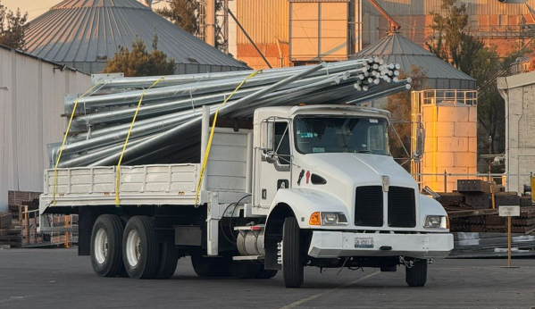 Transporte de postes metálicos de PLB Iluminación
